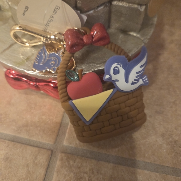 Bath & Body Works DISNEY PRINCESS Snow White Well Candle Holder Pocketbac Holder - Picture 12 of 16